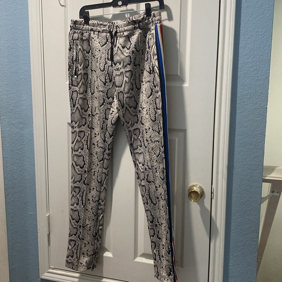 THE SET Animal Instinct | Two piece Printed Jogger Set Size Large - Picture 4 of 13